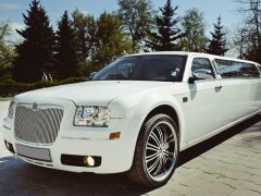 Chrysler 300C белый